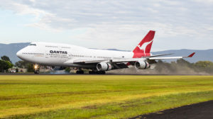 Qantas 747-438 VH-OJA landing